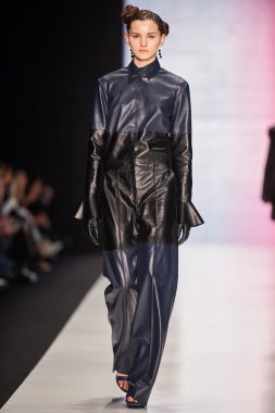 Manken Viva Vox podyum üzerinde yürür. Sonbahar 2015