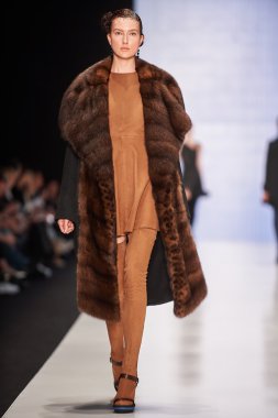 Manken Viva Vox podyum üzerinde yürür. Sonbahar 2015