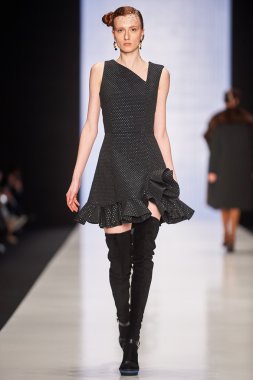 Manken Viva Vox podyum üzerinde yürür. Sonbahar 2015