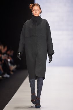 Manken Viva Vox podyum üzerinde yürür. Sonbahar 2015