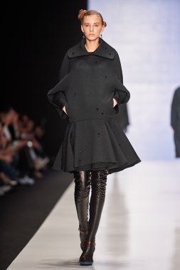 Manken Viva Vox podyum üzerinde yürür. Sonbahar 2015