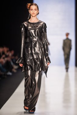 Manken Viva Vox podyum üzerinde yürür. Sonbahar 2015