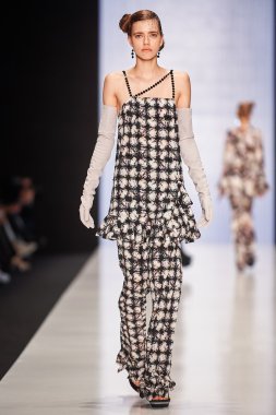 Manken Viva Vox podyum üzerinde yürür. Sonbahar 2015