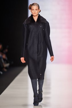 Manken Viva Vox podyum üzerinde yürür. Sonbahar 2015