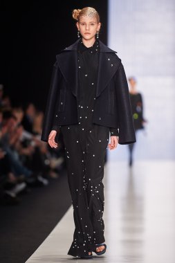 Manken Viva Vox podyum üzerinde yürür. Sonbahar 2015