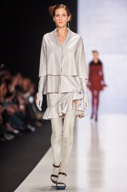 Manken Viva Vox podyum üzerinde yürür. Sonbahar 2015