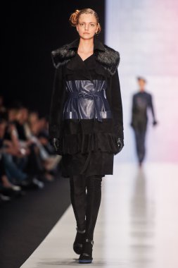 Manken Viva Vox podyum üzerinde yürür. Sonbahar 2015