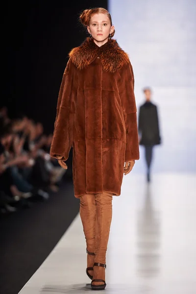 A model walks on the Viva Vox catwalk. FALL 2015 — Stock Photo, Image