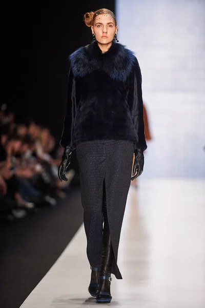 A model walks on the Viva Vox catwalk. FALL 2015 — Stock Photo, Image