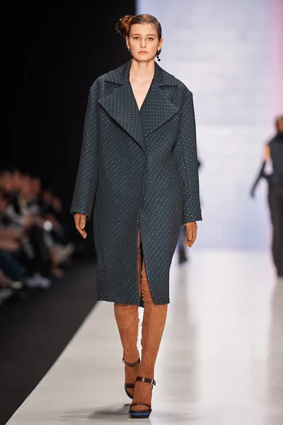 A model walks on the Viva Vox catwalk. FALL 2015 — Stock Photo, Image