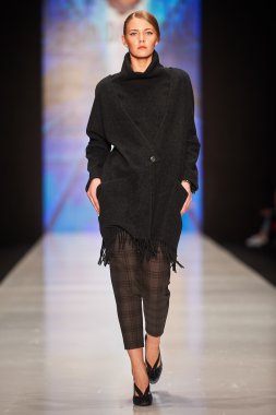 Manken Julia Dalakian podyum üzerinde yürüyor