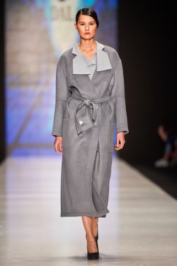 Manken Julia Dalakian podyum üzerinde yürüyor