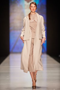 Manken Julia Dalakian podyum üzerinde yürüyor