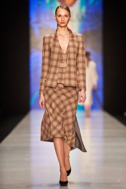 Manken Julia Dalakian podyum üzerinde yürüyor