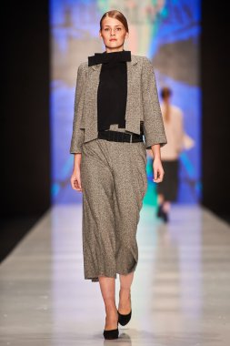 Manken Julia Dalakian podyum üzerinde yürüyor