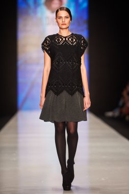 Manken Julia Dalakian podyum üzerinde yürüyor