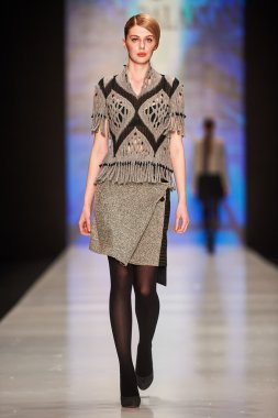 Manken Julia Dalakian podyum üzerinde yürüyor