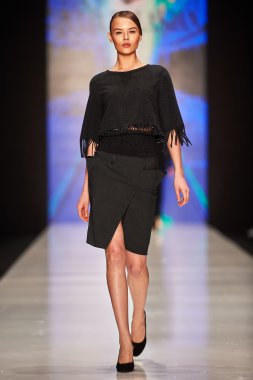 Manken Julia Dalakian podyum üzerinde yürüyor