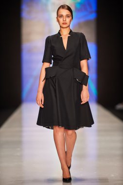 Manken Julia Dalakian podyum üzerinde yürüyor