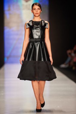 Manken Julia Dalakian podyum üzerinde yürüyor