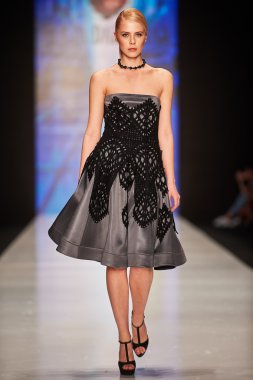 Manken Julia Dalakian podyum üzerinde yürüyor