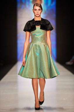 Manken Julia Dalakian podyum üzerinde yürüyor