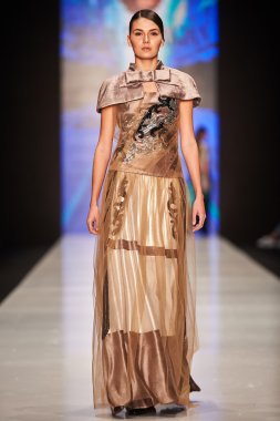 Manken Julia Dalakian podyum üzerinde yürüyor