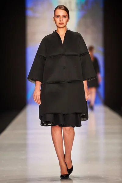 A model walks on the Julia Dalakian catwalk — Stock Photo, Image