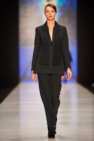 A model walks on the Julia Dalakian catwalk — Stock Photo, Image