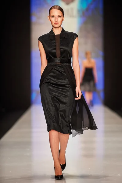 A model walks on the Julia Dalakian catwalk — Stock Photo, Image