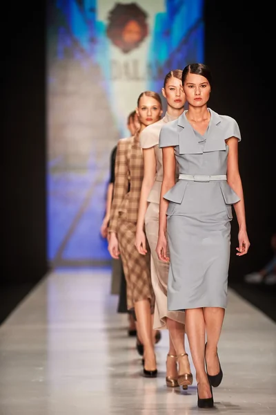 A model walks on the Julia Dalakian catwalk — Stock Photo, Image