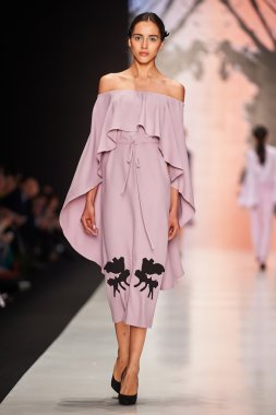 Manken Dasha Gauser podyum üzerinde yürüyor