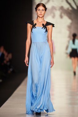 Manken Dasha Gauser podyum üzerinde yürüyor