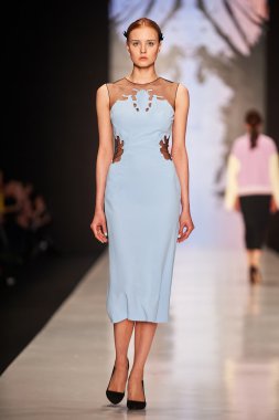 Manken Dasha Gauser podyum üzerinde yürüyor