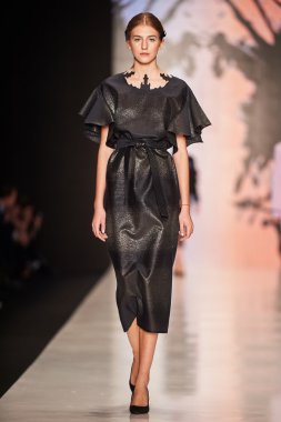 Manken Dasha Gauser podyum üzerinde yürüyor