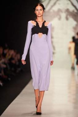 Manken Dasha Gauser podyum üzerinde yürüyor