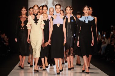 Manken Dasha Gauser podyum üzerinde yürüyor