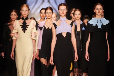 Manken Dasha Gauser podyum üzerinde yürüyor