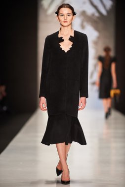 Manken Dasha Gauser podyum üzerinde yürüyor