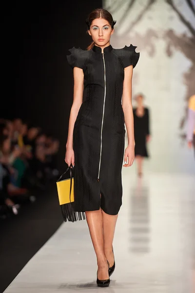 A model walks on the Dasha Gauser catwalk — Stock Photo, Image