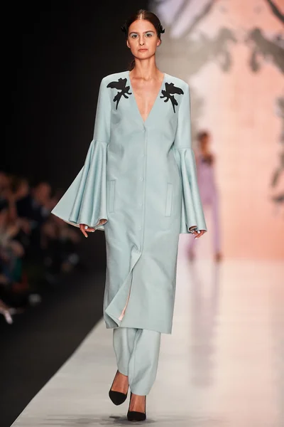 A model walks on the Dasha Gauser catwalk — Stock Photo, Image