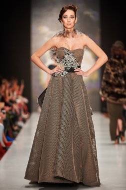 Manken Igor Gulyaev podyum üzerinde yürüyor