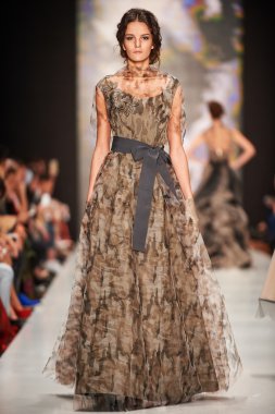 Manken Igor Gulyaev podyum üzerinde yürüyor