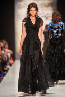 Manken Igor Gulyaev podyum üzerinde yürüyor