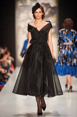 Manken Igor Gulyaev podyum üzerinde yürüyor