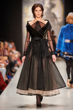 Manken Igor Gulyaev podyum üzerinde yürüyor