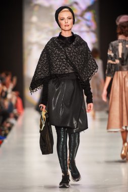 Manken Igor Gulyaev podyum üzerinde yürüyor