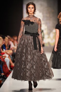 Manken Igor Gulyaev podyum üzerinde yürüyor