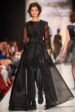 Manken Igor Gulyaev podyum üzerinde yürüyor