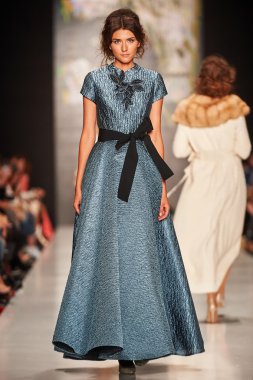 Manken Igor Gulyaev podyum üzerinde yürüyor